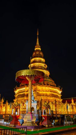 Foto de Phra That Hariphunchai en la noche, Tailandia. - Imagen libre de derechos