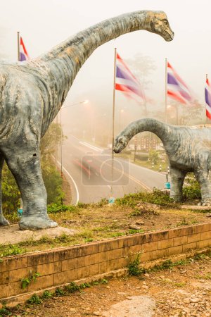 Téléchargez les photos : Statue de dinosaure au point de contrôle de Phayao en hiver, Thaïlande. - en image libre de droit