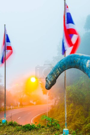 Téléchargez les photos : Statue de Chiang Muan dinosaure avec route courbe, Thaïlande. - en image libre de droit