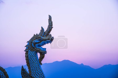 Téléchargez les photos : Statue blanche de Naga à Kwan Phayao avec soleil du soir, Thaïlande. - en image libre de droit