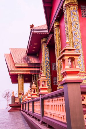 Foto de Hermosa iglesia de estilo tailandés en Prayodkhunpol Wiang Kalong templo, Tailandia. - Imagen libre de derechos