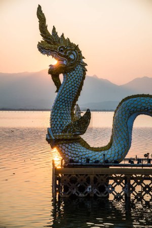 Téléchargez les photos : Statue blanche de Naga à Kwan Phayao avec soleil du soir, Thaïlande. - en image libre de droit