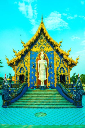 Foto de Buddha de pie en el templo Rong Suea Ten, Tailandia. - Imagen libre de derechos