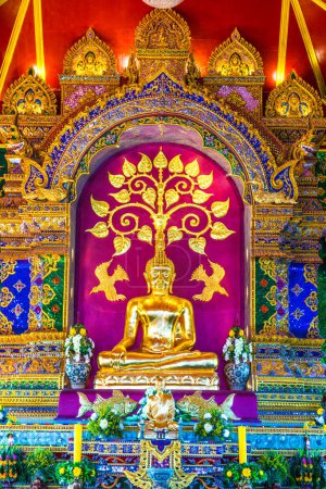 Foto de Hermosa estatua de Buda en el templo de Prayodkhunpol Wiang Kalong, Tailandia. - Imagen libre de derechos