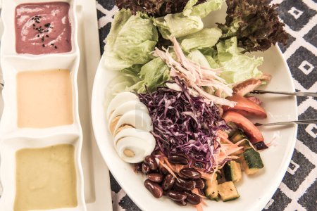 Téléchargez les photos : Salade de poulet avec sauce sur la table, Thaïlande. - en image libre de droit