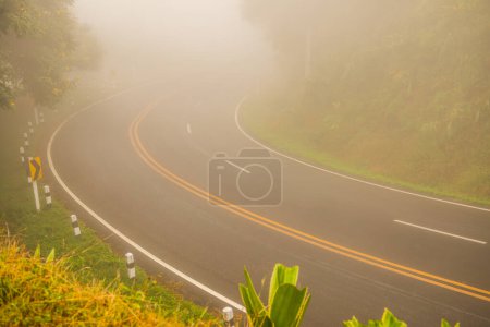 Téléchargez les photos : Route avec brouillard en hiver dans la province de Phayao, Thaïlande. - en image libre de droit