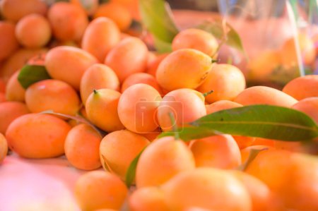Foto de Fresco Plum mango fruta en el stand en el mercado, Tailandia. - Imagen libre de derechos