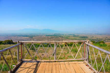 Téléchargez les photos : Pont en bambou et vue sur la montagne au belvédère de Doi Sa Ngo, province de Chiang Rai. - en image libre de droit