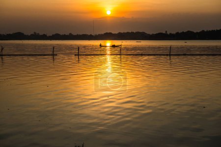 Téléchargez les photos : Lac Kwan Phayao dans la matinée, Thaïlande. - en image libre de droit