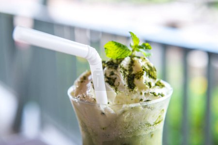 Téléchargez les photos : Thé vert glacé à la crème fouettée, Thaïlande. - en image libre de droit
