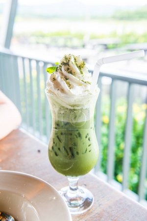 Téléchargez les photos : Thé vert glacé à la crème fouettée, Thaïlande. - en image libre de droit