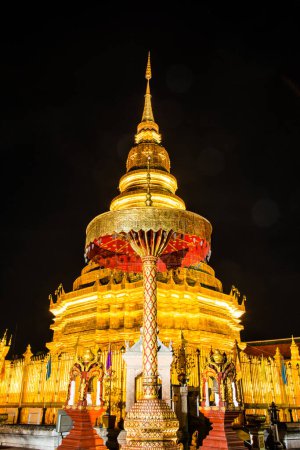 Foto de Phra That Hariphunchai en la noche, Tailandia - Imagen libre de derechos