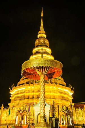 Foto de Phra That Hariphunchai en la noche, Tailandia - Imagen libre de derechos