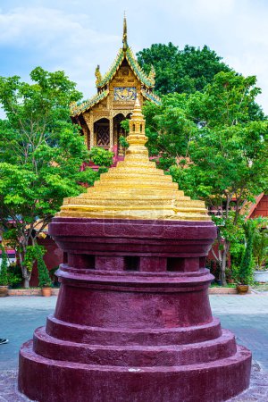Foto de Khao Pra Sumen modelo en Phra que Hariphunchai templo, Tailandia. - Imagen libre de derechos