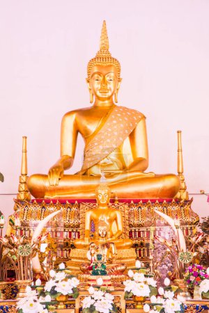 Foto de Estatua de Buda de Oro o Luang Phor Sri Sawan en la provincia de Nakhonsawan, Tailandia. - Imagen libre de derechos