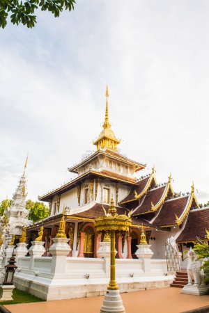 Foto de Phra Chao Than Jai Mondop del Monasterio Forestal Darabhirom en la provincia de Chiangmai, Tailandia. - Imagen libre de derechos
