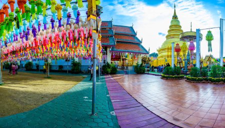 Foto de LAMPHUN, TAILANDIA - 20 de octubre de 2020: Vista panorámica de Phra That Hariphunchai Pagoda con hermosa linterna en el Festival de Linterna de Lamphun, provincia de Lamphun. - Imagen libre de derechos
