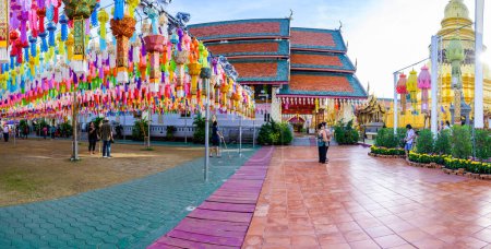 Foto de LAMPHUN, TAILANDIA - 28 de octubre de 2020: Panorama de Phra That Hariphunchai Pagoda con Hermosa Linterna en el Festival de Linterna de Lamphun, Provincia de Lamphun. - Imagen libre de derechos