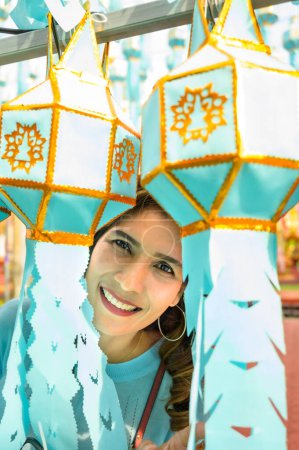 Foto de Asian female tourist while touring the Lanna style festival in Lamphun province, Thailand. - Imagen libre de derechos