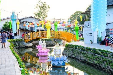 Foto de CHIANG MAI, THAILAND - November 10, 2022 : Klong Mae Kha Floating Market in Chiang Mai Province, Chiang Mai Province. - Imagen libre de derechos