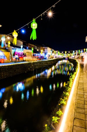 Foto de CHIANG MAI, THAILAND - November 10, 2022 : Khlong Mae Kha Floating Market at night, Chiang Mai Province. - Imagen libre de derechos