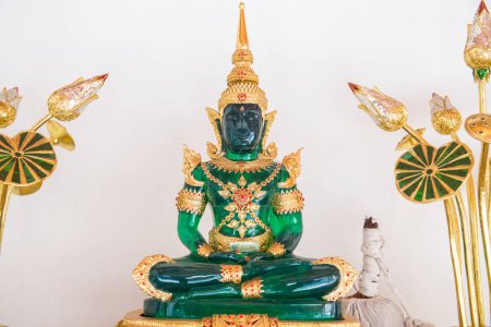Téléchargez les photos : Le Bouddha émeraude sur le mur blanc, Thaïlande. - en image libre de droit