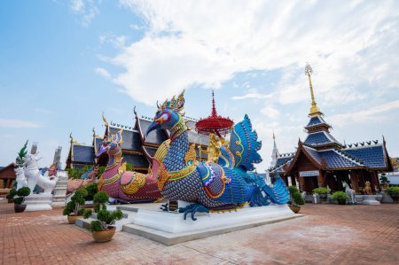 Téléchargez les photos : CHIANG MAI, THAÏLANDE - 24 avril 2020 : Statue de Khru Ba Thueng au temple Ban Den, province de Chiang Mai. - en image libre de droit