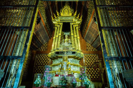 Téléchargez les photos : Pra Chao Tan Jai statue in Lanna style building, Chiang Mai province. - en image libre de droit