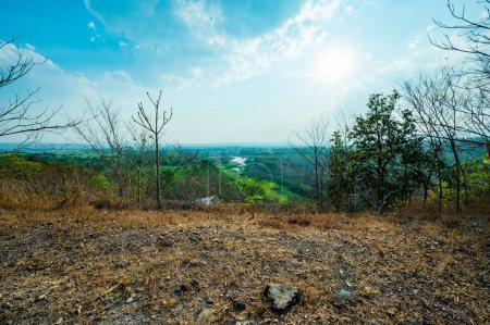Téléchargez les photos : Country view at Mae Ngat Somboon Chon dam, Chiang Mai province. - en image libre de droit