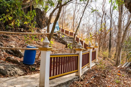 Téléchargez les photos : Stair on mountain at Tham Phra Sabai temple, Lampang province. - en image libre de droit