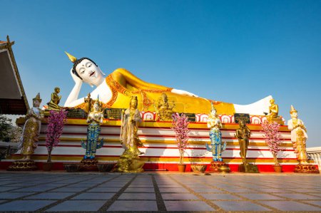 Foto de Reclining Buddha statue of Phra That Doi Kham temple, Chiang Mai province. - Imagen libre de derechos