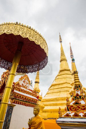 Foto de Antigua pagoda del templo Phra Borom Thad Bantak, Tailandia - Imagen libre de derechos