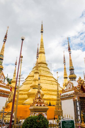Foto de Antigua pagoda del templo Phra Borom Thad Bantak, Tailandia - Imagen libre de derechos