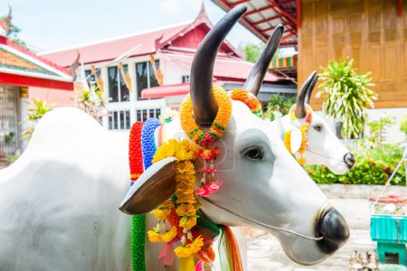 Estatua de vaca en templo tailandés, Tailandia.