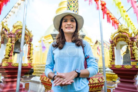 Foto de Turistas femeninas asiáticas mientras recorren el festival de estilo Lanna en la provincia de Lamphun, Tailandia. - Imagen libre de derechos