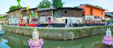Foto de CHIANG MAI, THAILAND - November 10, 2022 : Panorama of Klong Mae Kha Floating Market, Chiang Mai Province. - Imagen libre de derechos