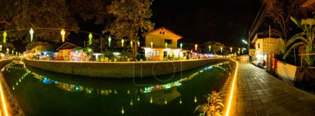 Foto de CHIANG MAI, THAILAND - November 10, 2022 : Panorama of Khlong Mae Kha Floating Market at night - Imagen libre de derechos
