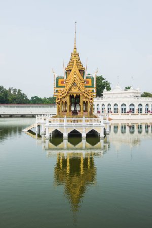 Foto de El Phra Thinang Aisawan Thiphya-Art Pavilion en el Bang Pa-In Palace, Tailandia. - Imagen libre de derechos