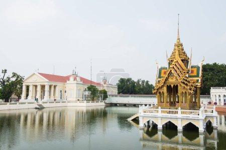 Foto de Phra Thinang Aisawan Thiphya-Art Pavilion y Phra Thinang Warophat Phiman Building en el Bang Pa-In Palace, Tailandia. - Imagen libre de derechos