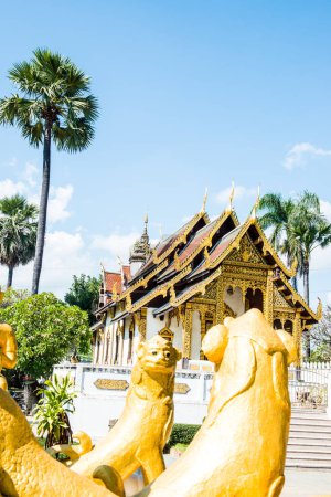Foto de Iglesia de estilo tailandés en Wat Phra That Si Chom Thong Worawihan, Tailandia. - Imagen libre de derechos