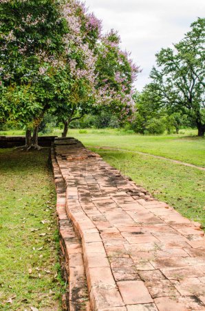 Téléchargez les photos : Mur de briques rouges de l'ancien château de Prasat Non Ku, Thaïlande. - en image libre de droit