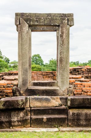 Foto de Marco de la puerta del antiguo castillo Prasat Non Ku, Tailandia. - Imagen libre de derechos