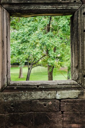 Téléchargez les photos : Voir à travers le cadre de la fenêtre au parc historique de Phimai, Thaïlande. - en image libre de droit