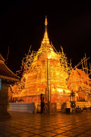 Téléchargez les photos : Scène nocturne de Phra Thart Doi Suthep - en image libre de droit