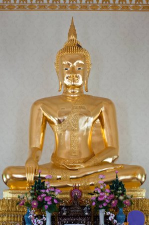 Téléchargez les photos : Statue de Bouddha d'or à Chachoengsao province, Thaïlande. - en image libre de droit