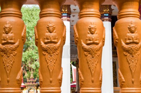 Téléchargez les photos : Balustrades de style thaïlandais au temple, Thaïlande. - en image libre de droit