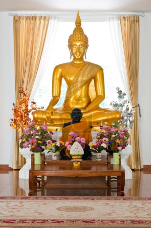 Téléchargez les photos : Magnifique statue de bouddha en or dans la province de Nakhonnayok, Thaïlande. - en image libre de droit