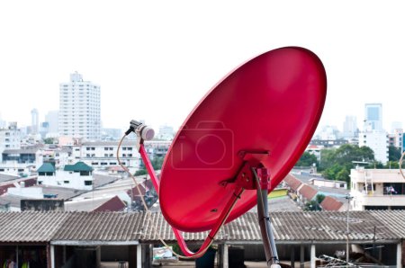 Téléchargez les photos : Antenne satellite rouge sur le toit, Thaïlande. - en image libre de droit