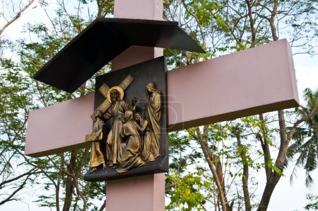 Téléchargez les photos : Jésus moulant l'art sur la croix. Thaïlande. - en image libre de droit
