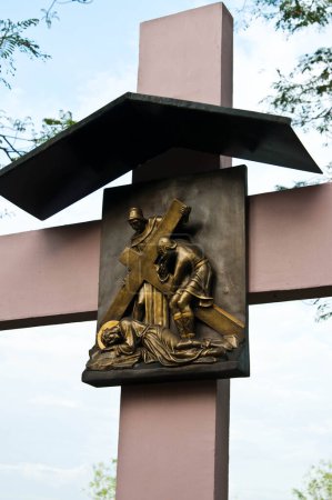 Téléchargez les photos : Jésus moulant l'art sur la croix. Thaïlande. - en image libre de droit